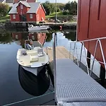 Robinsons Rorbu - Located In *